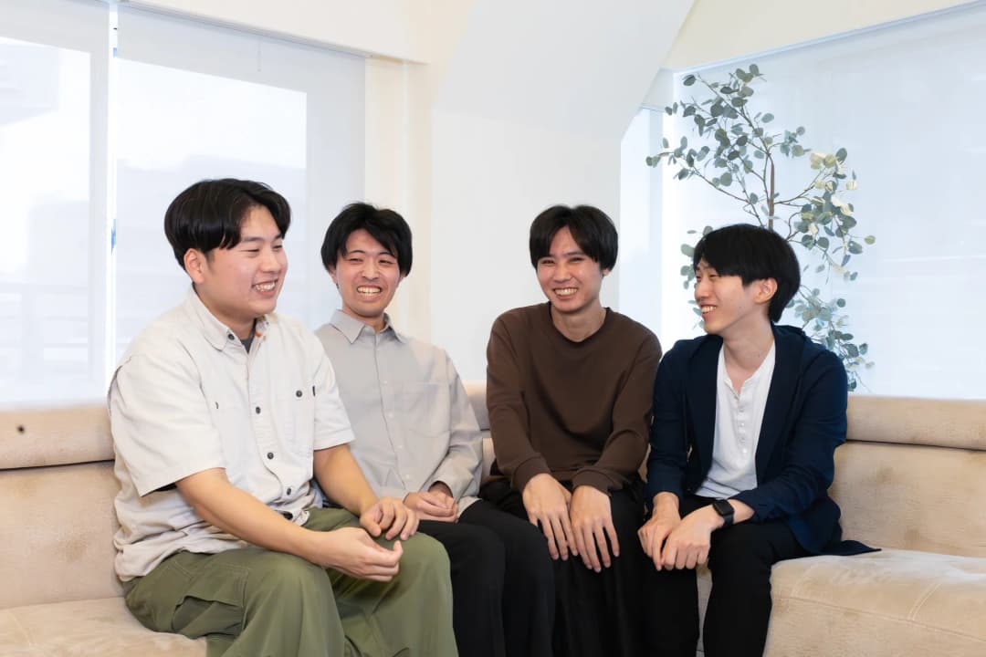 談笑するデュスクのメンバー